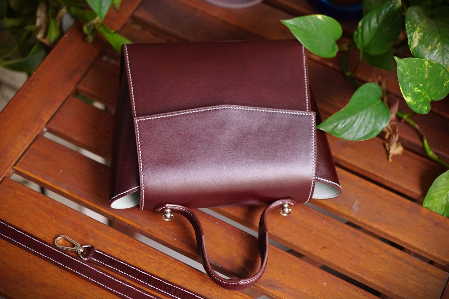 Bolsos de piel para mujer artesanales, bolsos de cuero hechos a mano, bolsos artesanales de lujo, marroquinería artesanal mujer, bolsos de piel auténtica, bolsos exclusivos de cuero, bolsos de diseño tradicional.