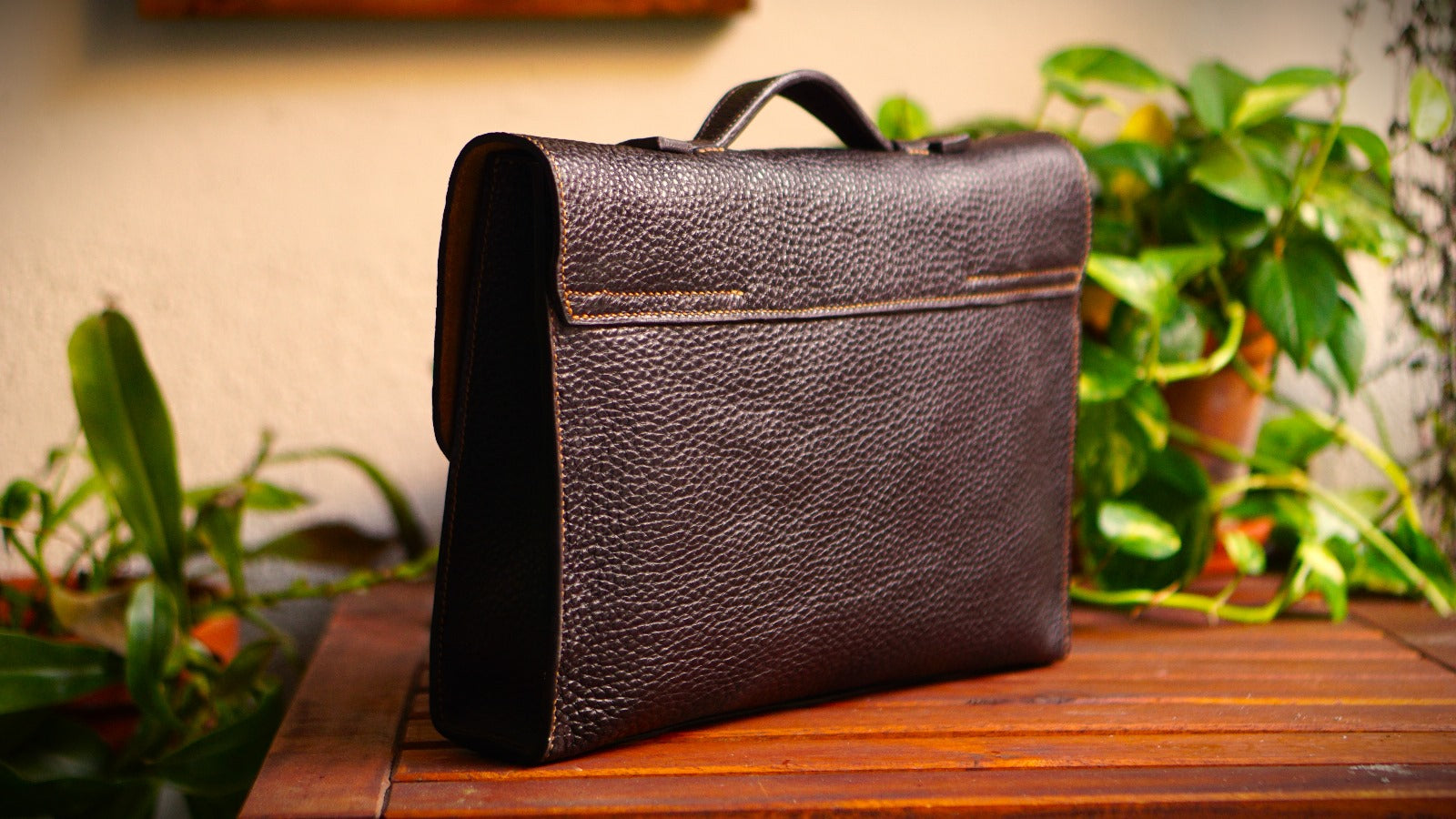Bolso de despacho para hombre, maletín para hombre de piel, portafolios de cuero ejecutivo, maletín para portátil hombre, bolso de oficina masculino, maletín de negocios elegante, cartera de mano para trabajo.
