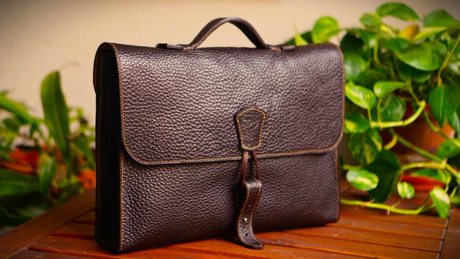 Bolso de despacho para hombre, maletín para hombre de piel, portafolios de cuero ejecutivo, maletín para portátil hombre, bolso de oficina masculino, maletín de negocios elegante, cartera de mano para trabajo.