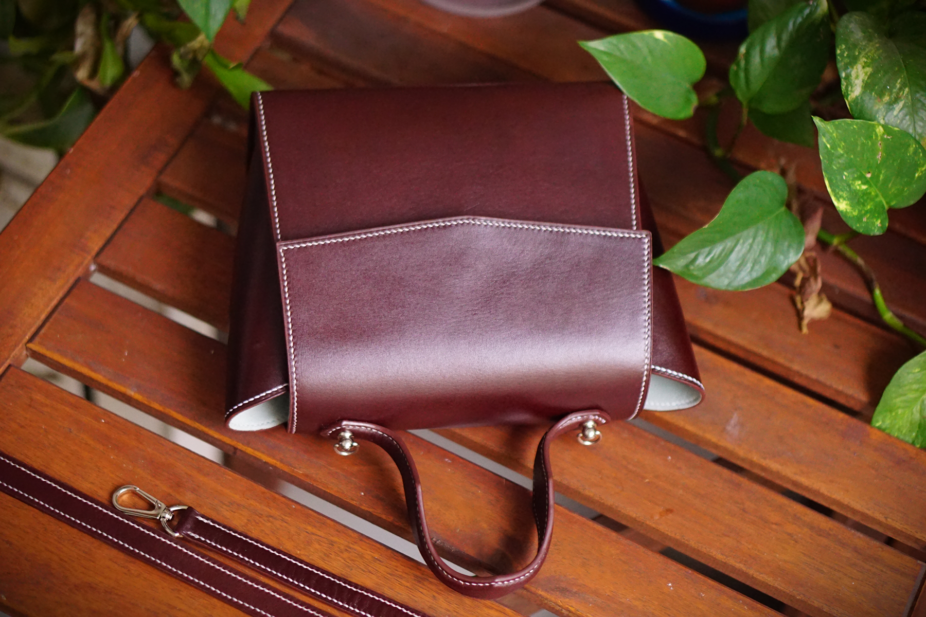 Bolsos de piel para mujer artesanales, bolsos de cuero hechos a mano, bolsos artesanales de lujo, marroquinería artesanal mujer, bolsos de piel auténtica, bolsos exclusivos de cuero, bolsos de diseño tradicional.