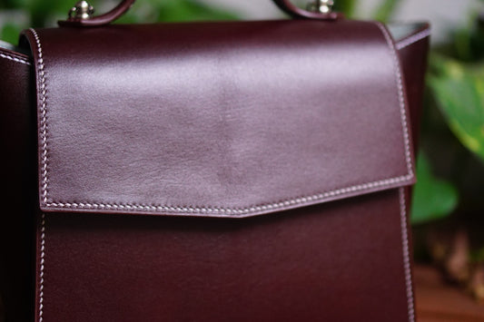 Bolsos de piel para mujer artesanales, bolsos de cuero hechos a mano, bolsos artesanales de lujo, marroquinería artesanal mujer, bolsos de piel auténtica, bolsos exclusivos de cuero, bolsos de diseño tradicional.