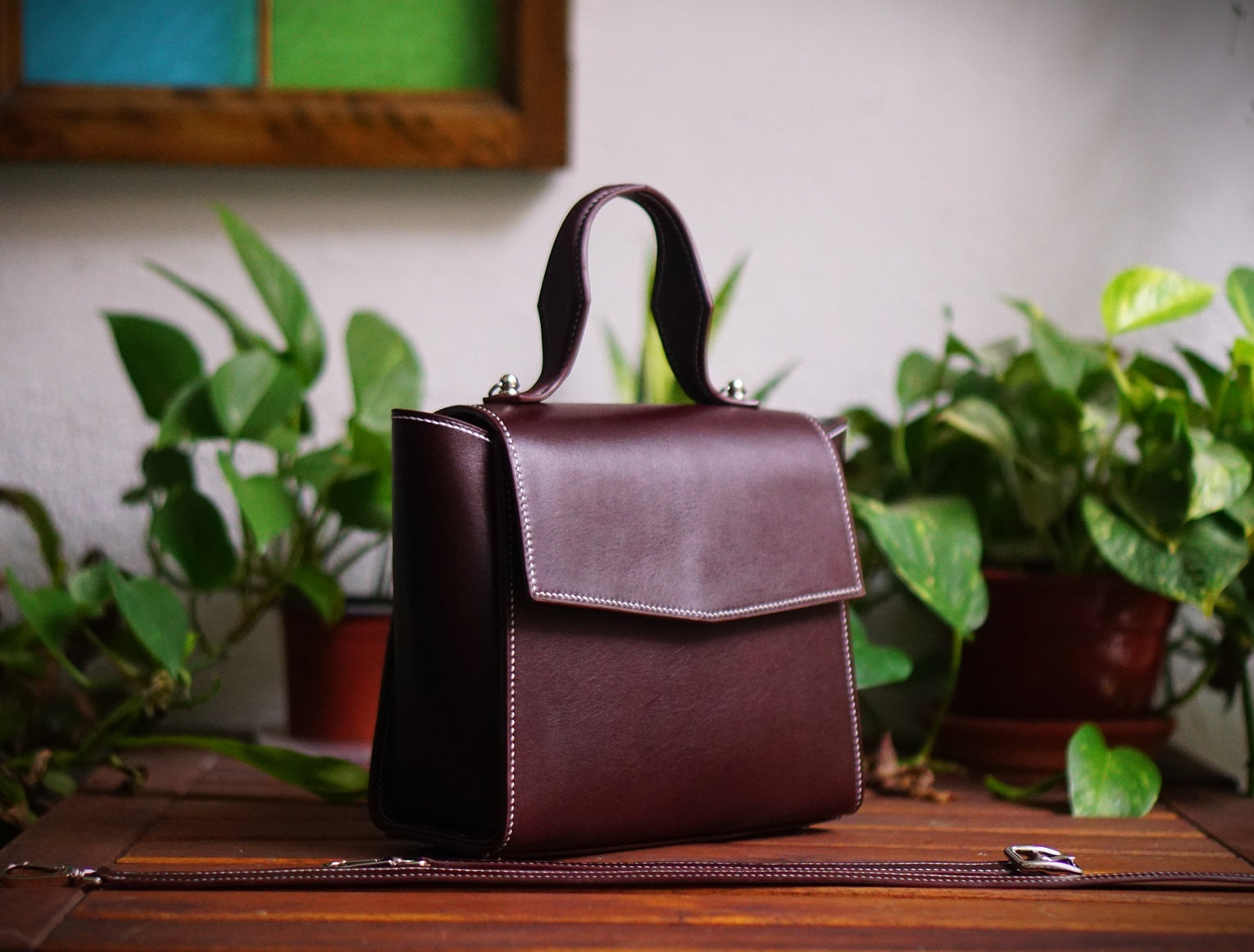 Bolsos de piel para mujer artesanales, bolsos de cuero hechos a mano, bolsos artesanales de lujo, marroquinería artesanal mujer, bolsos de piel auténtica, bolsos exclusivos de cuero, bolsos de diseño tradicional.