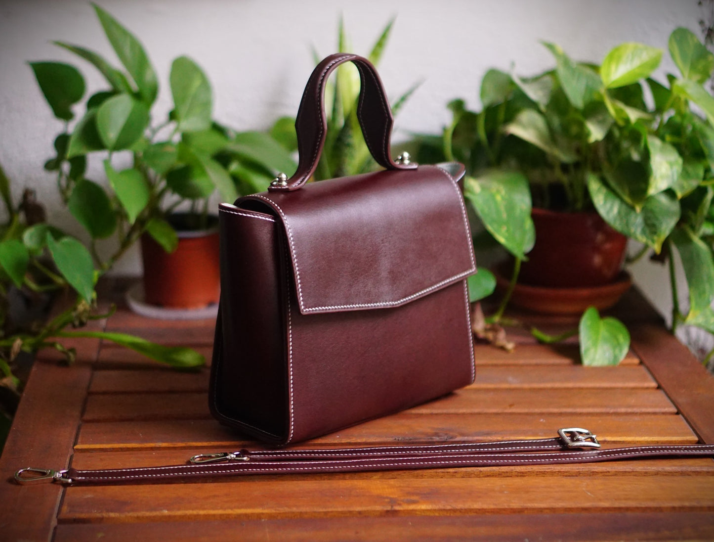 Bolsos de piel para mujer artesanales, bolsos de cuero hechos a mano, bolsos artesanales de lujo, marroquinería artesanal mujer, bolsos de piel auténtica, bolsos exclusivos de cuero, bolsos de diseño tradicional.