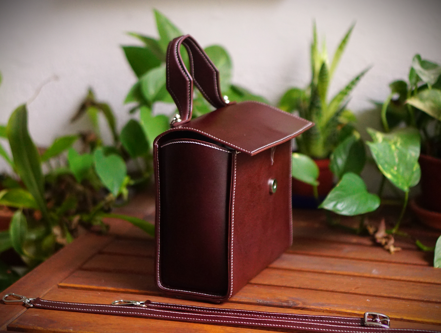 Bolsos de piel para mujer artesanales, bolsos de cuero hechos a mano, bolsos artesanales de lujo, marroquinería artesanal mujer, bolsos de piel auténtica, bolsos exclusivos de cuero, bolsos de diseño tradicional.