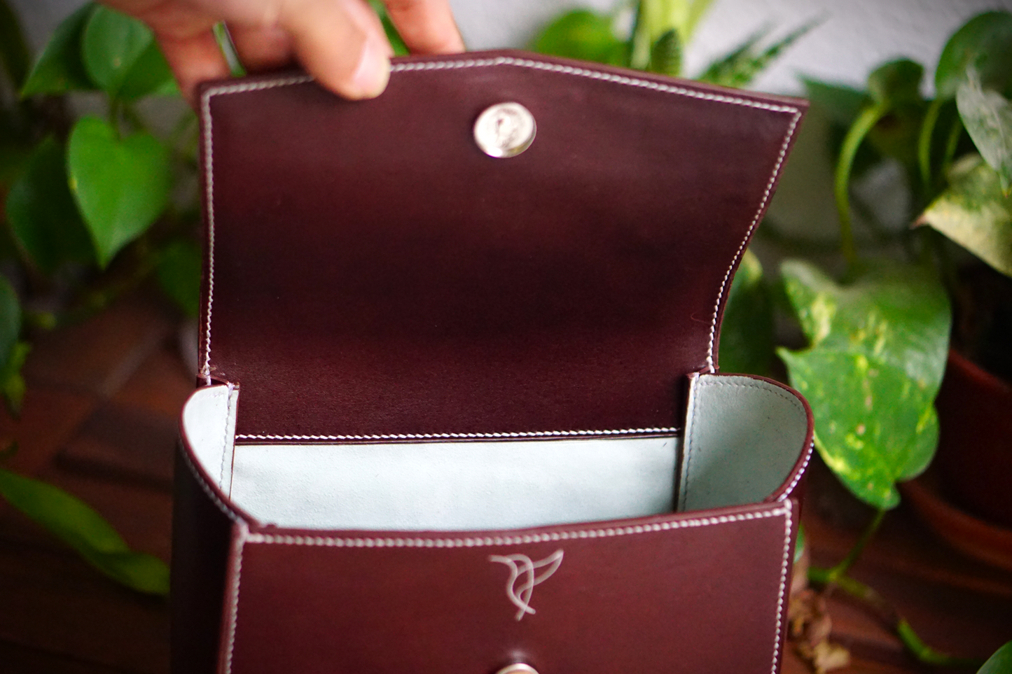 Bolsos de piel para mujer artesanales, bolsos de cuero hechos a mano, bolsos artesanales de lujo, marroquinería artesanal mujer, bolsos de piel auténtica, bolsos exclusivos de cuero, bolsos de diseño tradicional.