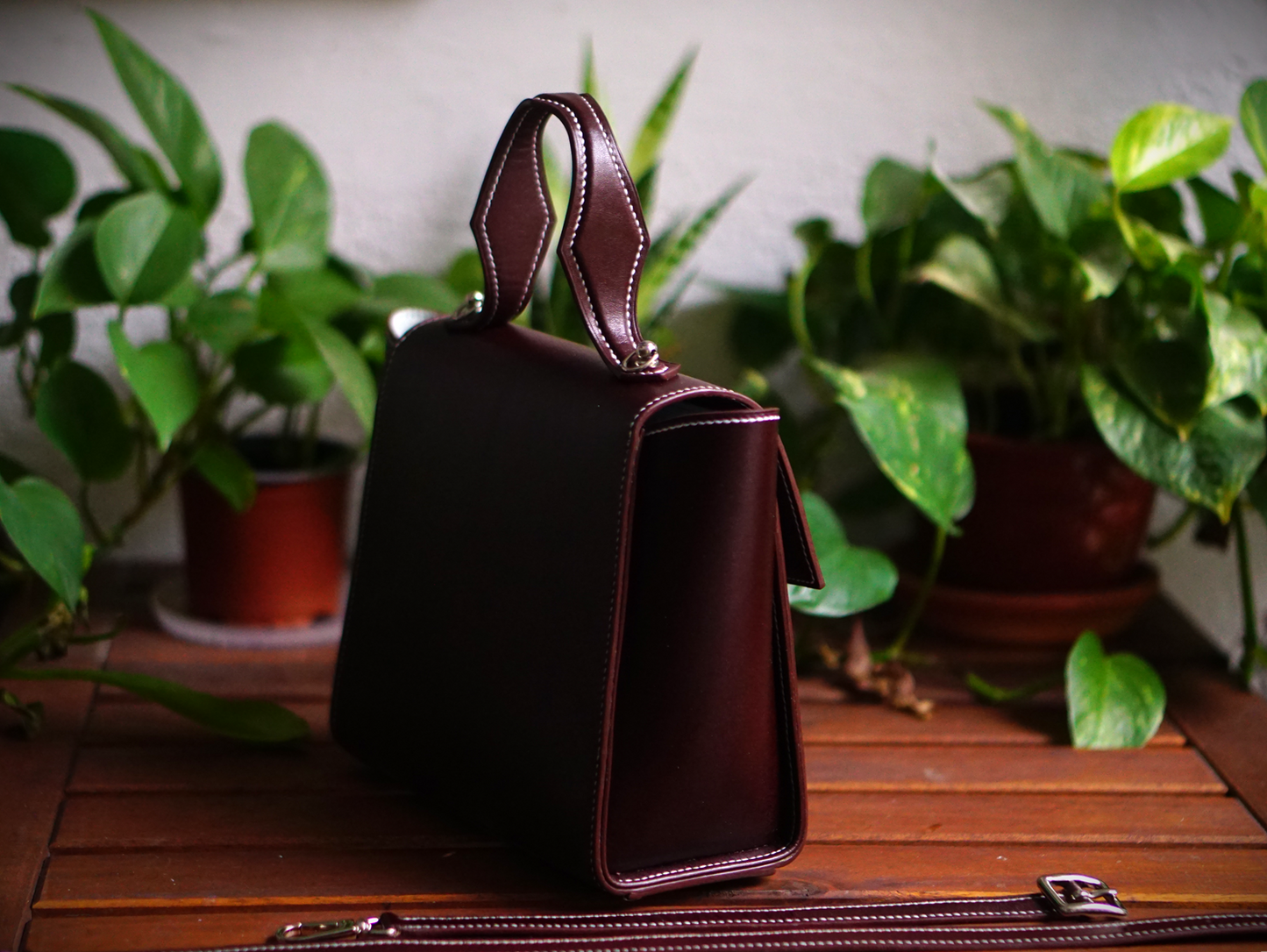 Bolsos de piel para mujer artesanales, bolsos de cuero hechos a mano, bolsos artesanales de lujo, marroquinería artesanal mujer, bolsos de piel auténtica, bolsos exclusivos de cuero, bolsos de diseño tradicional.