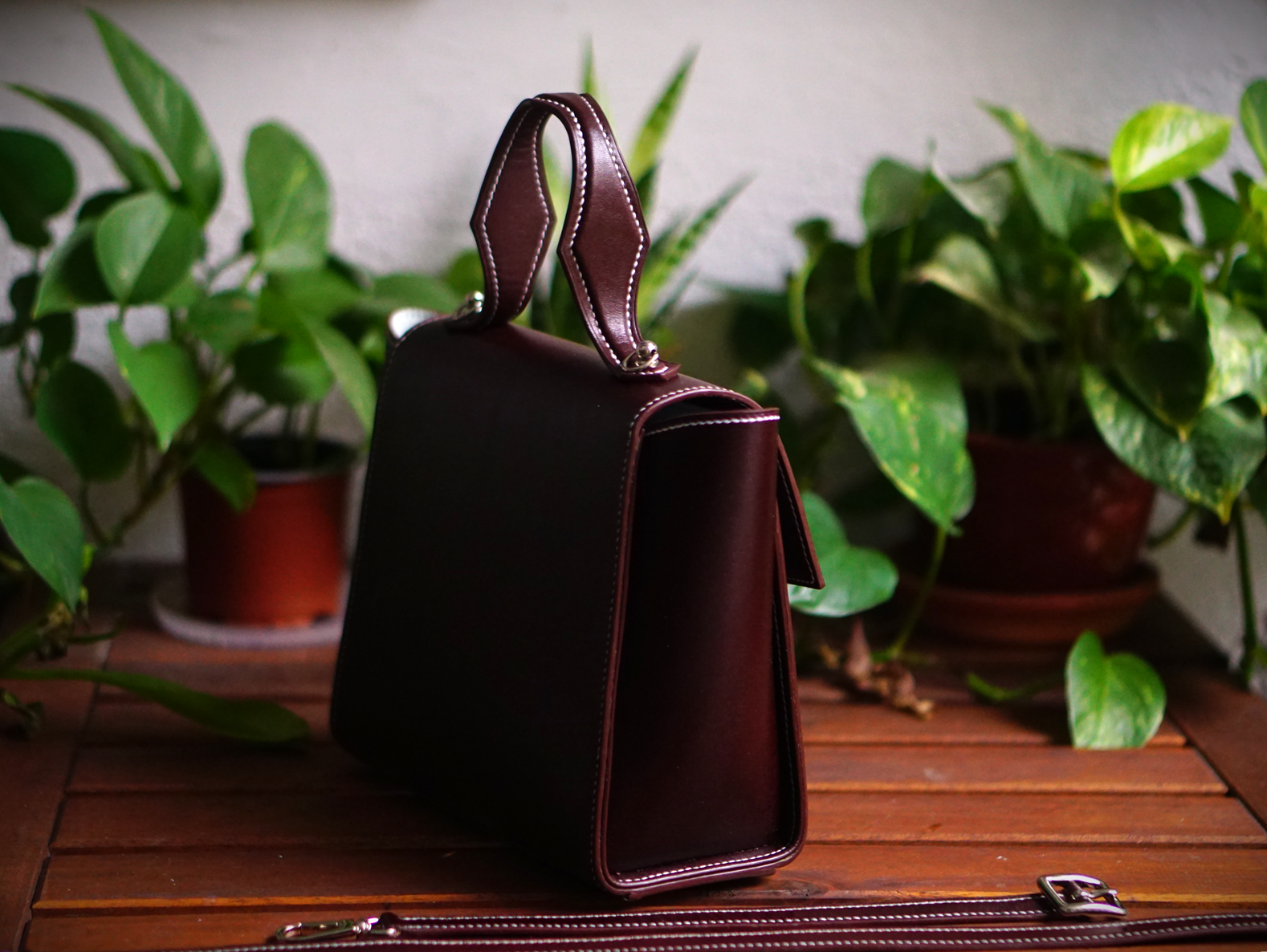 Bolsos de piel para mujer artesanales, bolsos de cuero hechos a mano, bolsos artesanales de lujo, marroquinería artesanal mujer, bolsos de piel auténtica, bolsos exclusivos de cuero, bolsos de diseño tradicional.