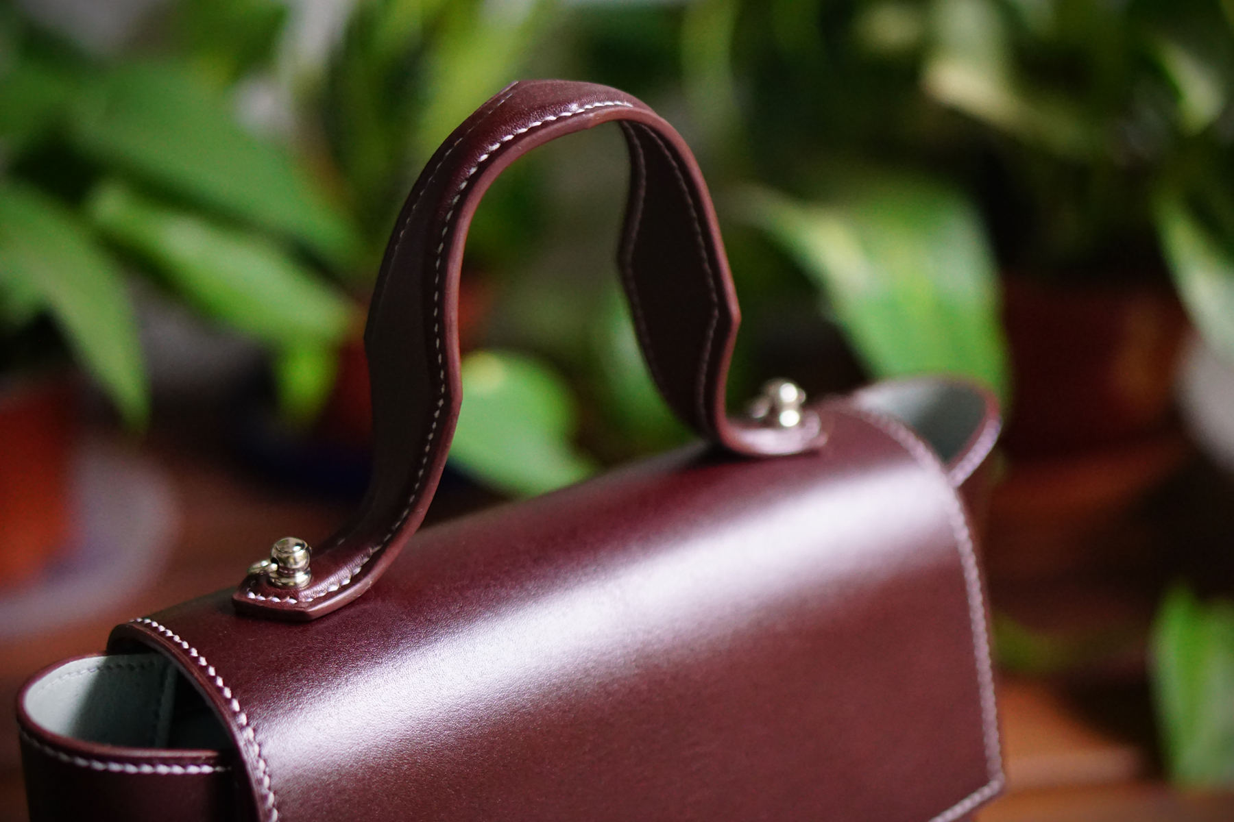 Bolsos de piel para mujer artesanales, bolsos de cuero hechos a mano, bolsos artesanales de lujo, marroquinería artesanal mujer, bolsos de piel auténtica, bolsos exclusivos de cuero, bolsos de diseño tradicional.