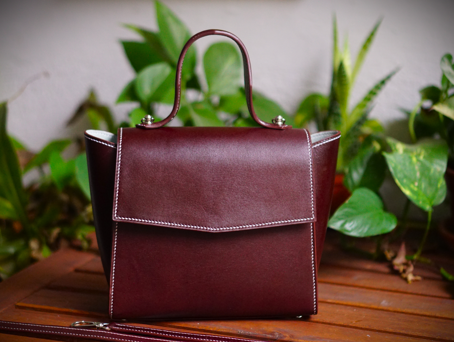 Bolsos de piel para mujer artesanales, bolsos de cuero hechos a mano, bolsos artesanales de lujo, marroquinería artesanal mujer, bolsos de piel auténtica, bolsos exclusivos de cuero, bolsos de diseño tradicional.