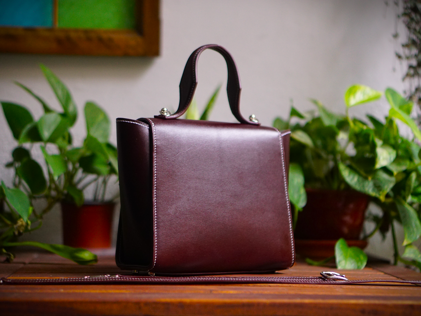 Bolsos de piel para mujer artesanales, bolsos de cuero hechos a mano, bolsos artesanales de lujo, marroquinería artesanal mujer, bolsos de piel auténtica, bolsos exclusivos de cuero, bolsos de diseño tradicional.