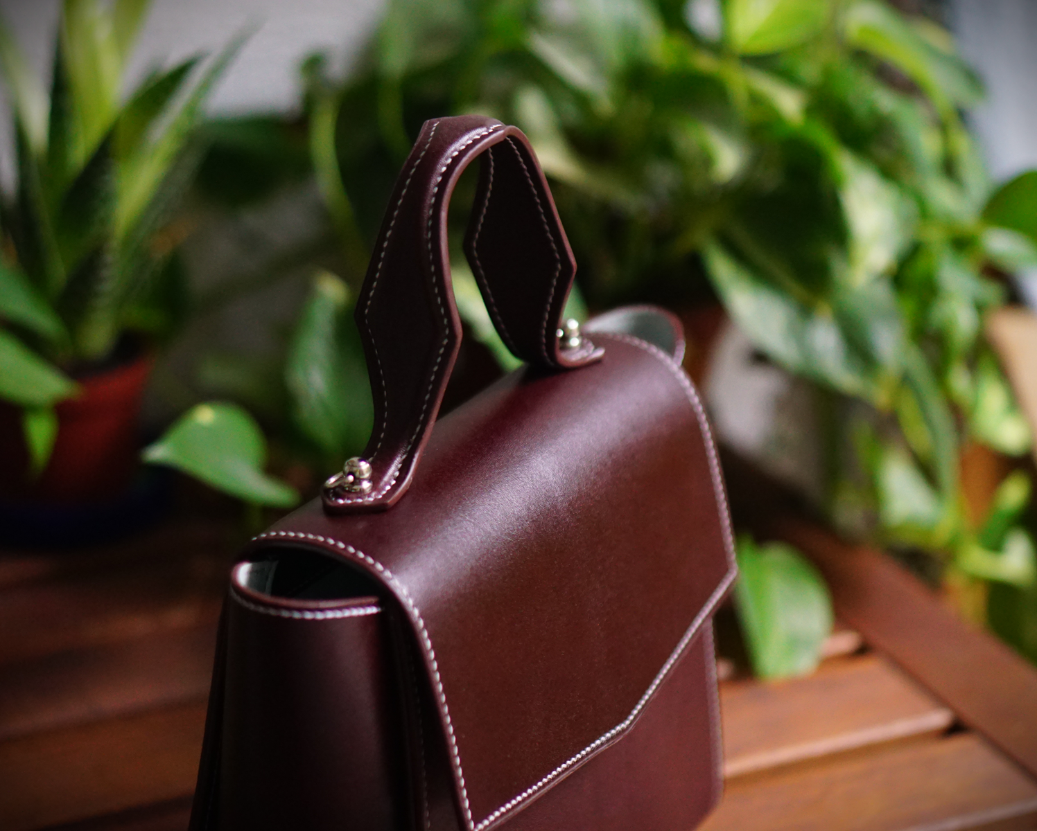Bolsos de piel para mujer artesanales, bolsos de cuero hechos a mano, bolsos artesanales de lujo, marroquinería artesanal mujer, bolsos de piel auténtica, bolsos exclusivos de cuero, bolsos de diseño tradicional.