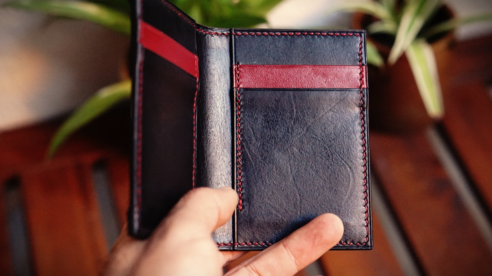 Cartera de hombre de piel vegetal, billetera artesanal hecha a mano, cartera de cuero ecológico, billetera de piel curtida al vegetal, cartera de hombre artesanal, tarjetero de cuero premium, moda sostenible hombre.