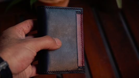 Cartera de hombre de piel vegetal, billetera artesanal hecha a mano, cartera de cuero ecológico, billetera de piel curtida al vegetal, cartera de hombre artesanal, tarjetero de cuero premium, moda sostenible hombre.