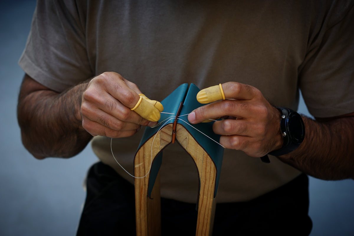Cursos de cuero, taller de piel artesanal, aprender marroquinería, clases de trabajo en cuero, taller de costura en piel, curso diseño de bolsos de cuero, escuela de marroquinería tradicional.