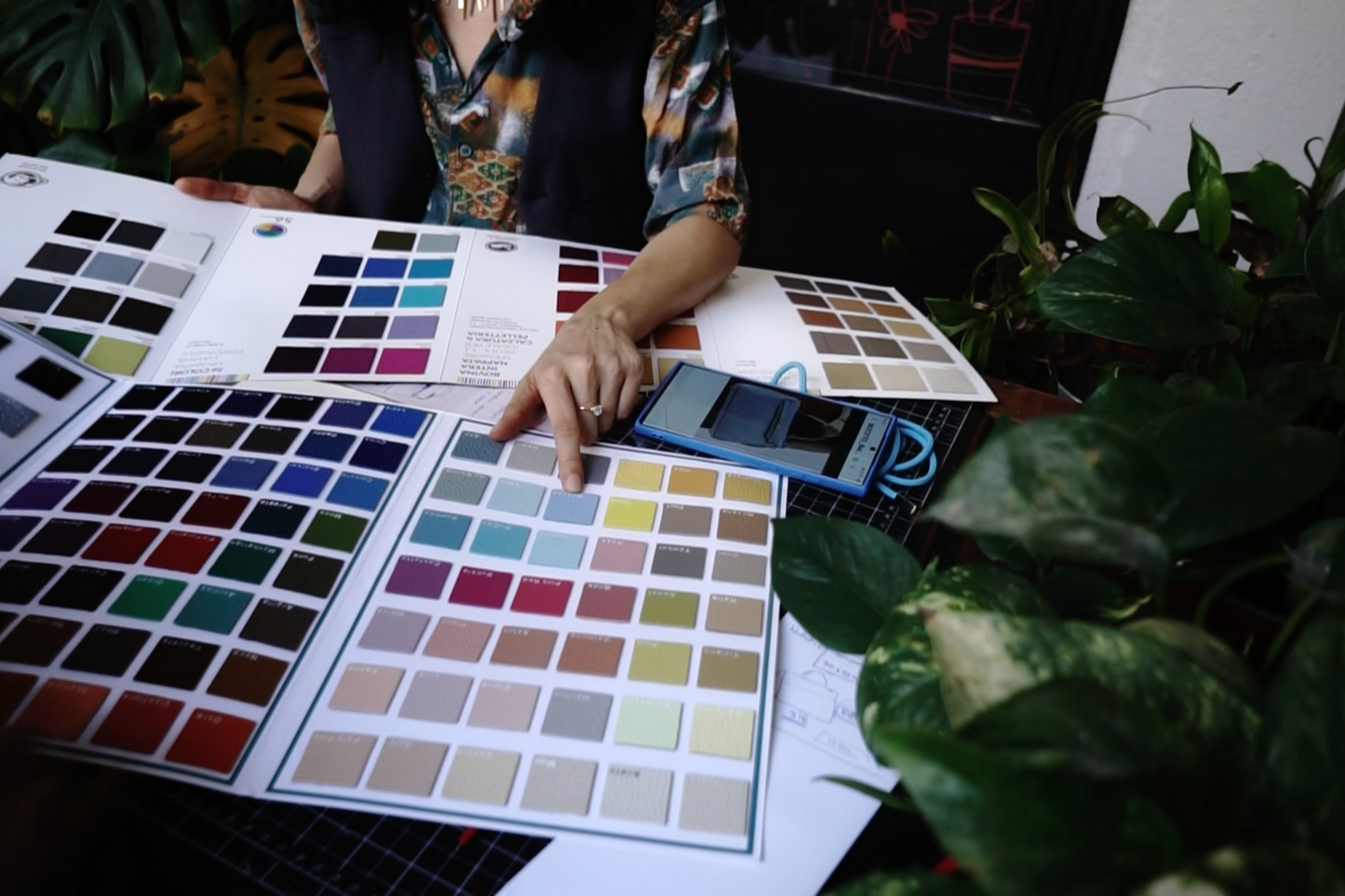 Bolsos personalizados, diseño de bolsos a medida, confección de bolsos de piel, hacer bolso personalizado, taller de bolsos exclusivos, Kai Barcelona, bolsos artesanales por encargo.