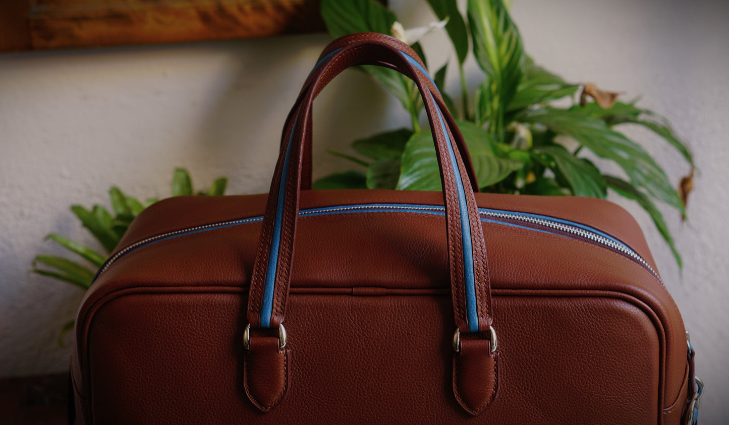 Minimal luxe duffel bag, bolso de viaje fin de semana, bolsa weekender premium, equipaje de mano de lujo, maleta de viaje minimalista, bolsa de deporte elegante, luxury travel bag.