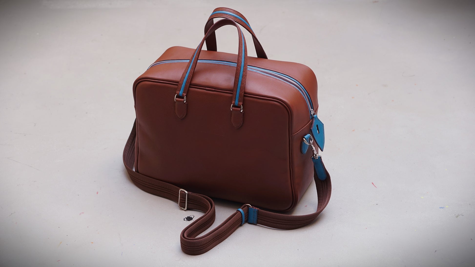 Minimal luxe duffel bag, bolso de viaje fin de semana, bolsa weekender premium, equipaje de mano de lujo, maleta de viaje minimalista, bolsa de deporte elegante, luxury travel bag.