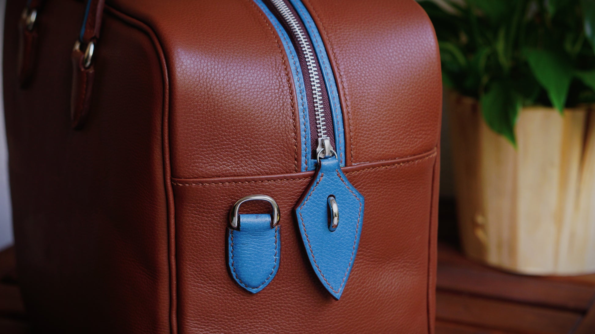Minimal luxe duffel bag, bolso de viaje fin de semana, bolsa weekender premium, equipaje de mano de lujo, maleta de viaje minimalista, bolsa de deporte elegante, luxury travel bag.