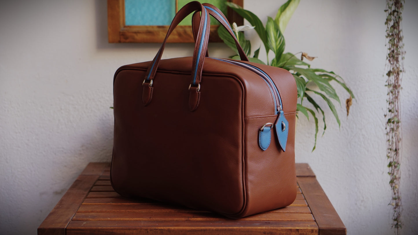 Minimal luxe duffel bag, bolso de viaje fin de semana, bolsa weekender premium, equipaje de mano de lujo, maleta de viaje minimalista, bolsa de deporte elegante, luxury travel bag.