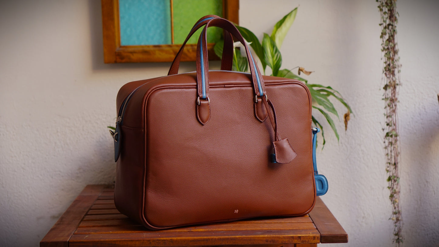 Minimal luxe duffel bag, bolso de viaje fin de semana, bolsa weekender premium, equipaje de mano de lujo, maleta de viaje minimalista, bolsa de deporte elegante, luxury travel bag.