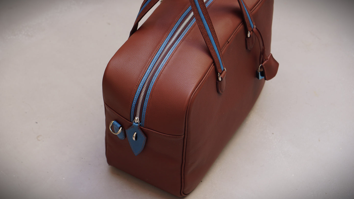 Minimal luxe duffel bag, bolso de viaje fin de semana, bolsa weekender premium, equipaje de mano de lujo, maleta de viaje minimalista, bolsa de deporte elegante, luxury travel bag.