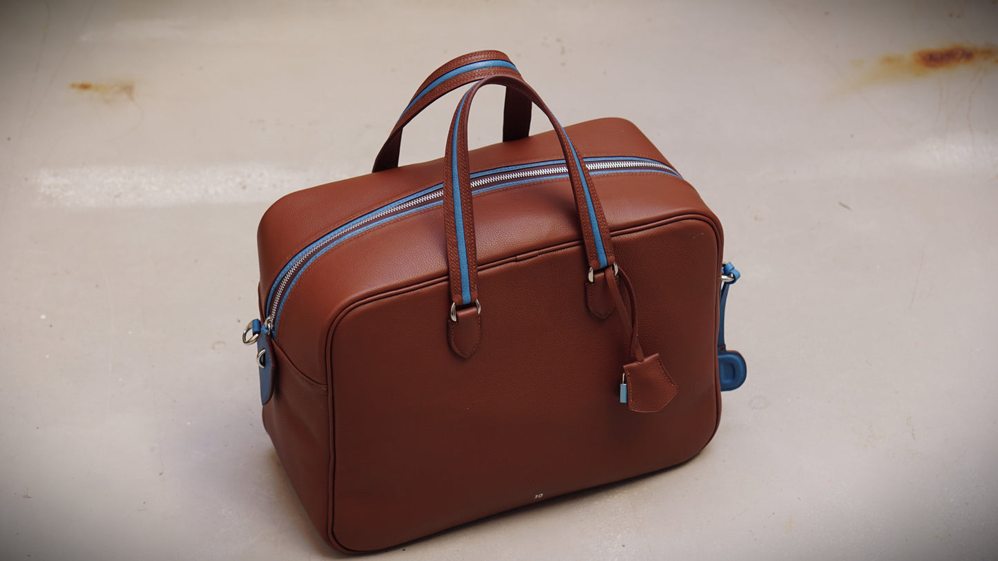 Minimal luxe duffel bag, bolso de viaje fin de semana, bolsa weekender premium, equipaje de mano de lujo, maleta de viaje minimalista, bolsa de deporte elegante, luxury travel bag.