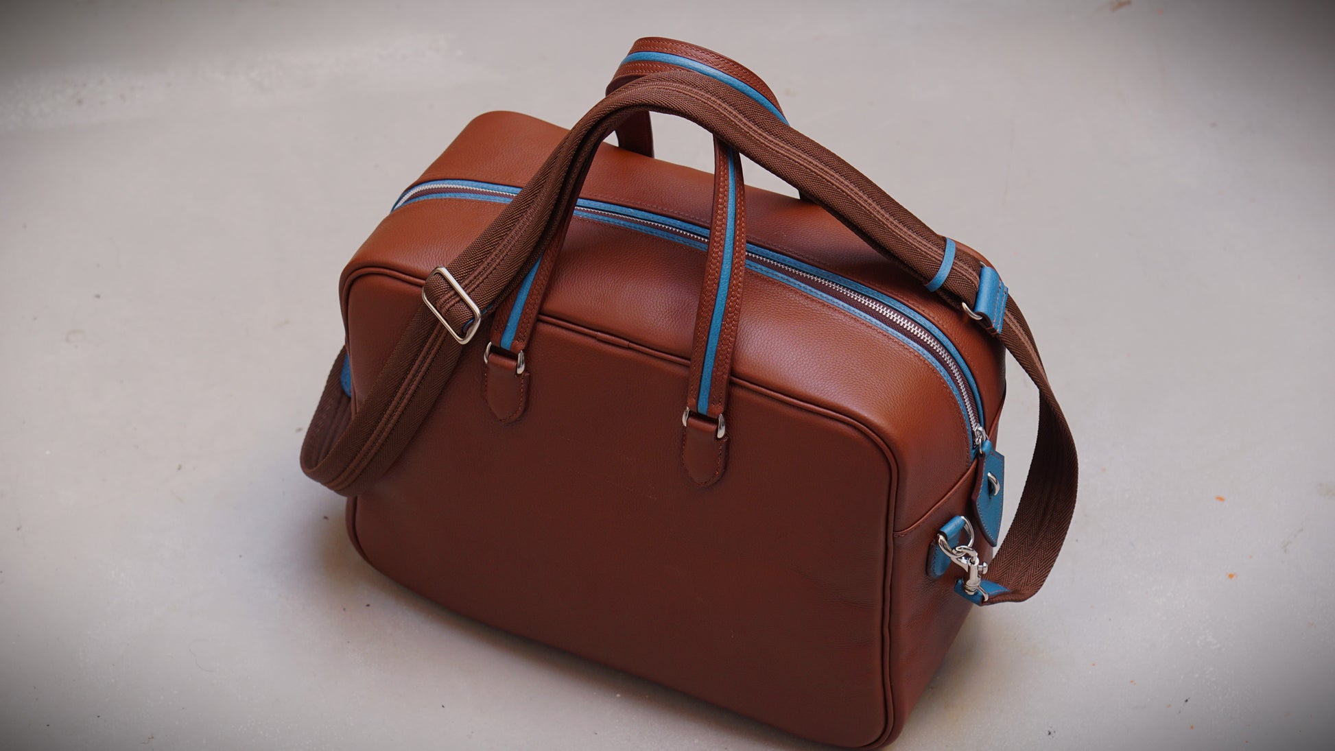 Minimal luxe duffel bag, bolso de viaje fin de semana, bolsa weekender premium, equipaje de mano de lujo, maleta de viaje minimalista, bolsa de deporte elegante, luxury travel bag.