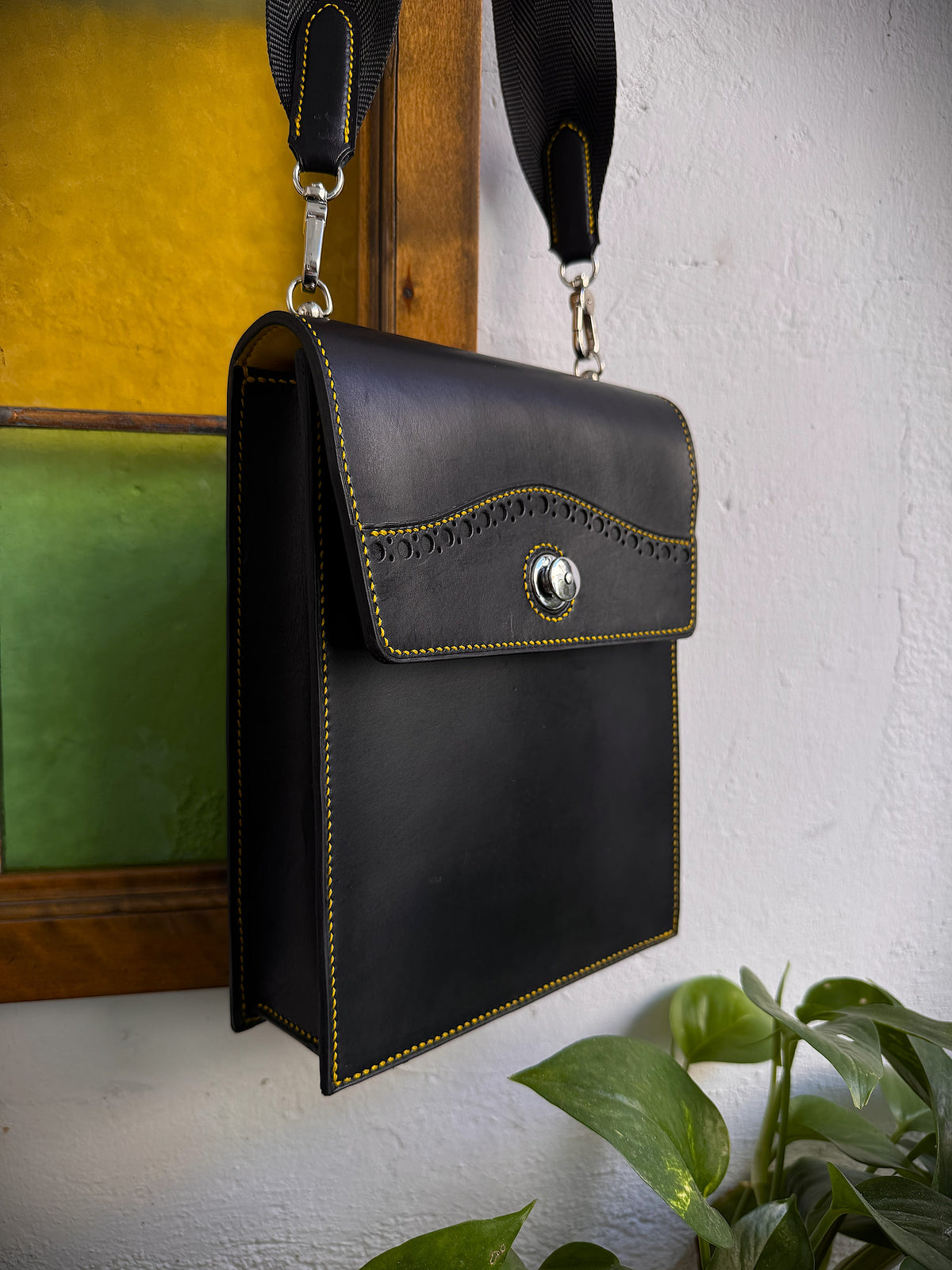 Bolso bandolera hombre, bolso bandolera de cuero para hombre, bolso de cuero hombre, bandolera de cuero hombre, bolso de piel hombre, bolso cruzado hombre, bolso masculino de cuero, bolso de piel artesanal, bolso de cuero artesanal, bolso hombre premium, bolso elegante hombre