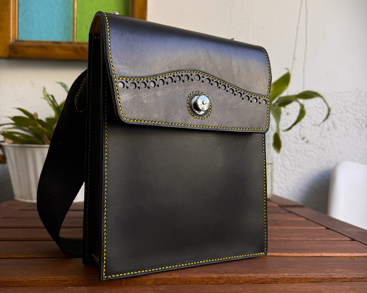 Bolso bandolera hombre, bolso bandolera de cuero para hombre, bolso de cuero hombre, bandolera de cuero hombre, bolso de piel hombre, bolso cruzado hombre, bolso masculino de cuero, bolso de piel artesanal, bolso de cuero artesanal, bolso hombre premium, bolso elegante hombre