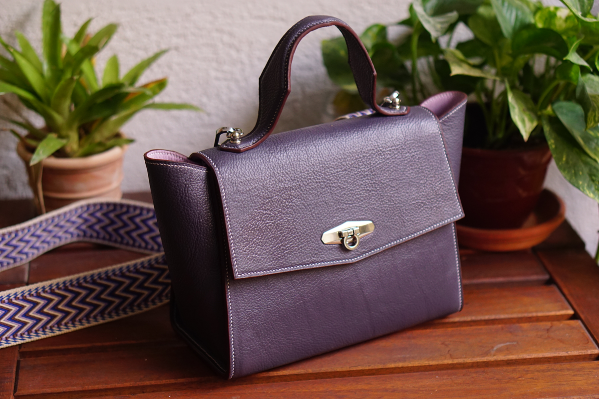 Hecho a mano Artesanal Sostenible Eco-friendly Piel de calidad Diseño único
Bolso de mano de piel personalizado, clutch de cuero para mujer, bolso de mano tamaño perfecto, bolso de piel con iniciales, cartera de mano artesanal, bolsos personalizados de fiesta, bolso de mano pequeño mujer.