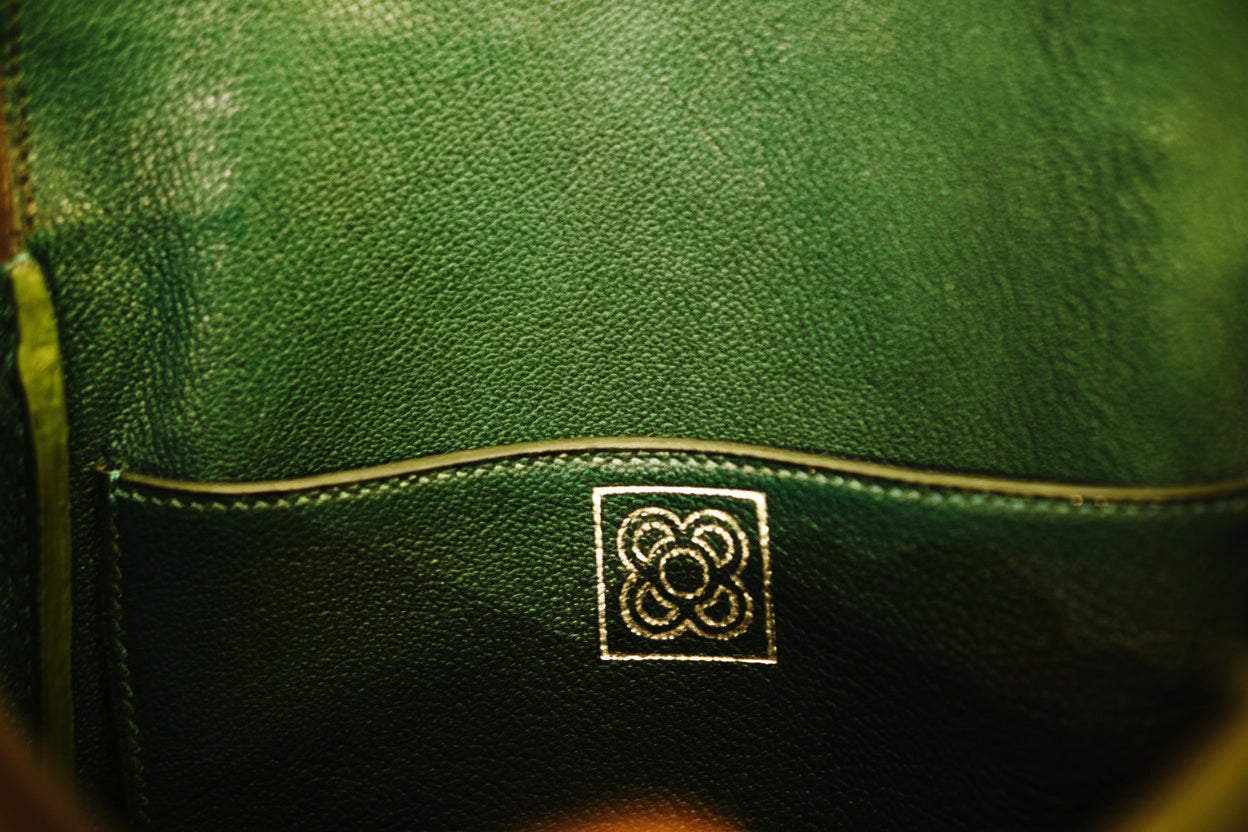 "Bolso Hobo Media Luna: La silueta icónica que combina con todo. Su diseño curvo no solo se adapta perfectamente a tu hombro, hecho a mano sin maquinas . El toque minimalista y noventero que le faltaba a tus looks."