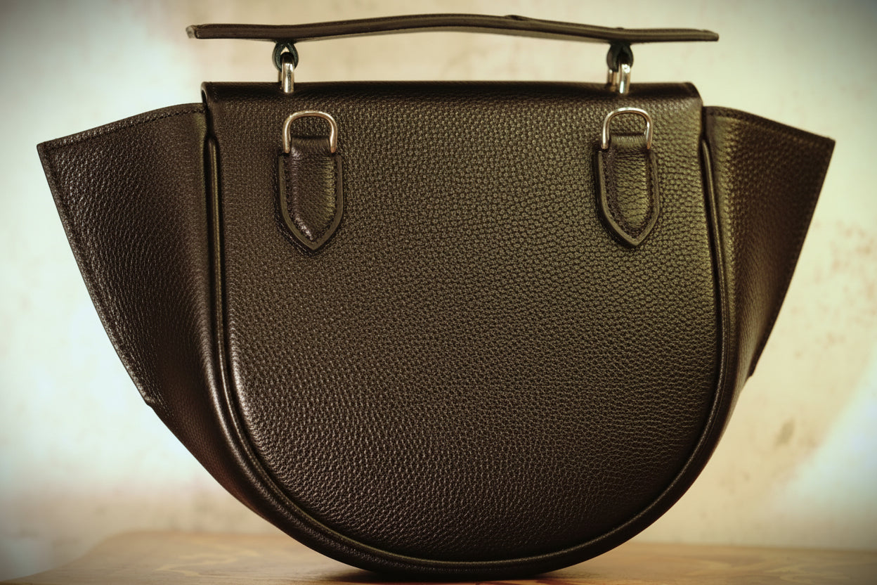 "Bolso Hobo Media Luna: La silueta icónica que combina con todo. Su diseño curvo no solo se adapta perfectamente a tu hombro, hecho a mano sin maquinas . El toque minimalista y noventero que le faltaba a tus looks."
