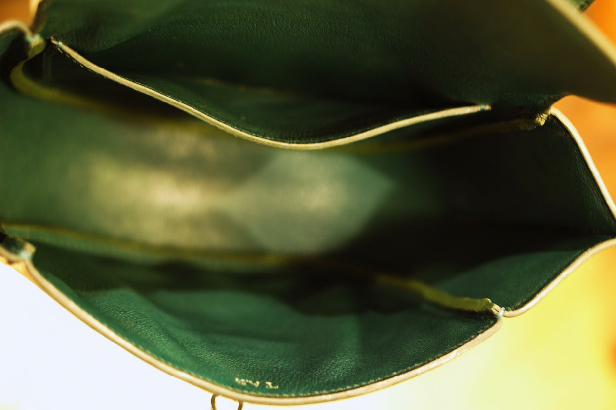 "Bolso Hobo Media Luna: La silueta icónica que combina con todo. Su diseño curvo no solo se adapta perfectamente a tu hombro, hecho a mano sin maquinas . El toque minimalista y noventero que le faltaba a tus looks."