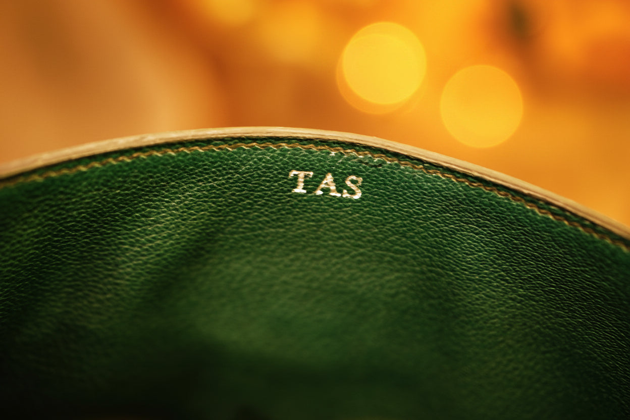"Bolso Hobo Media Luna: La silueta icónica que combina con todo. Su diseño curvo no solo se adapta perfectamente a tu hombro, hecho a mano sin maquinas . El toque minimalista y noventero que le faltaba a tus looks."