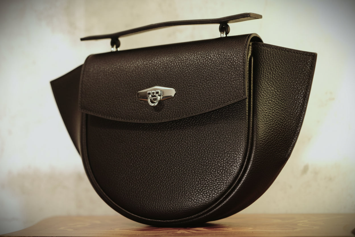 "Bolso Hobo Media Luna: La silueta icónica que combina con todo. Su diseño curvo no solo se adapta perfectamente a tu hombro, hecho a mano sin maquinas . El toque minimalista y noventero que le faltaba a tus looks."