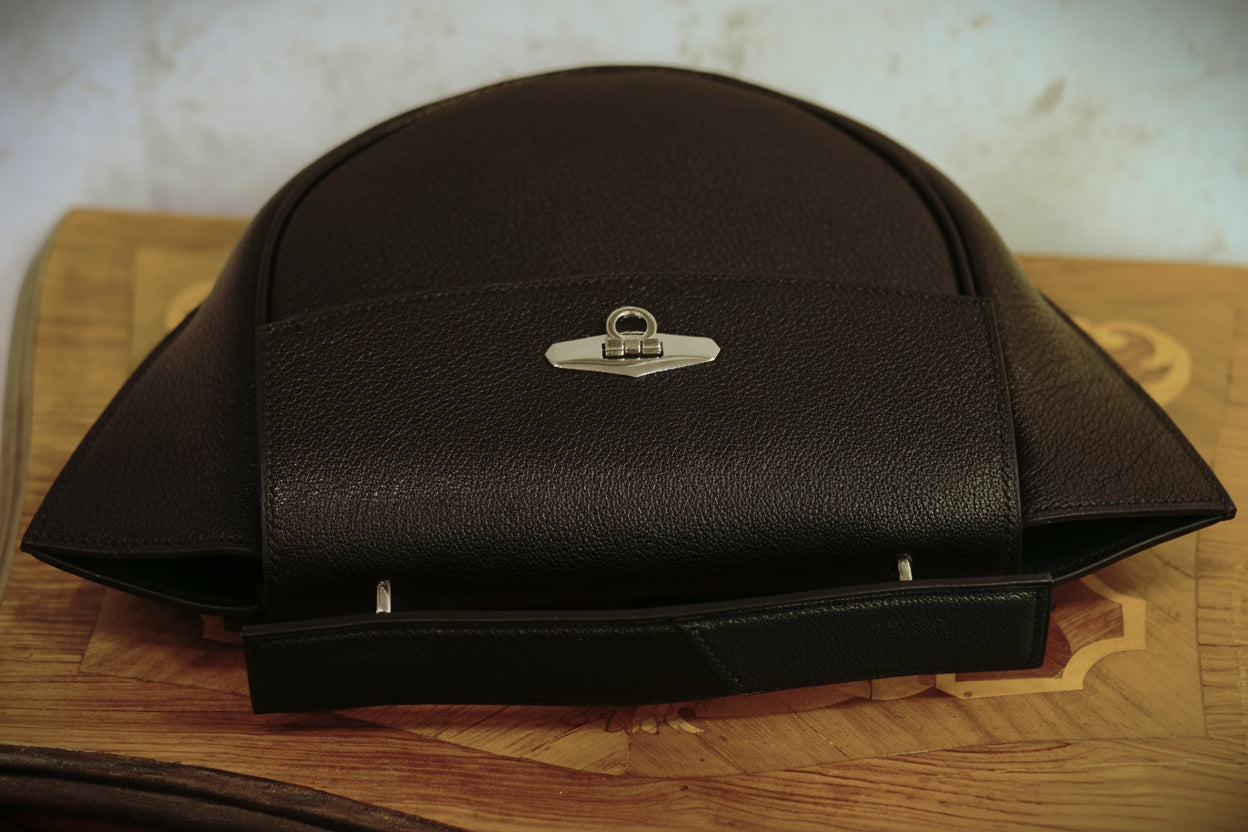 "Bolso Hobo Media Luna: La silueta icónica que combina con todo. Su diseño curvo no solo se adapta perfectamente a tu hombro, hecho a mano sin maquinas . El toque minimalista y noventero que le faltaba a tus looks."
