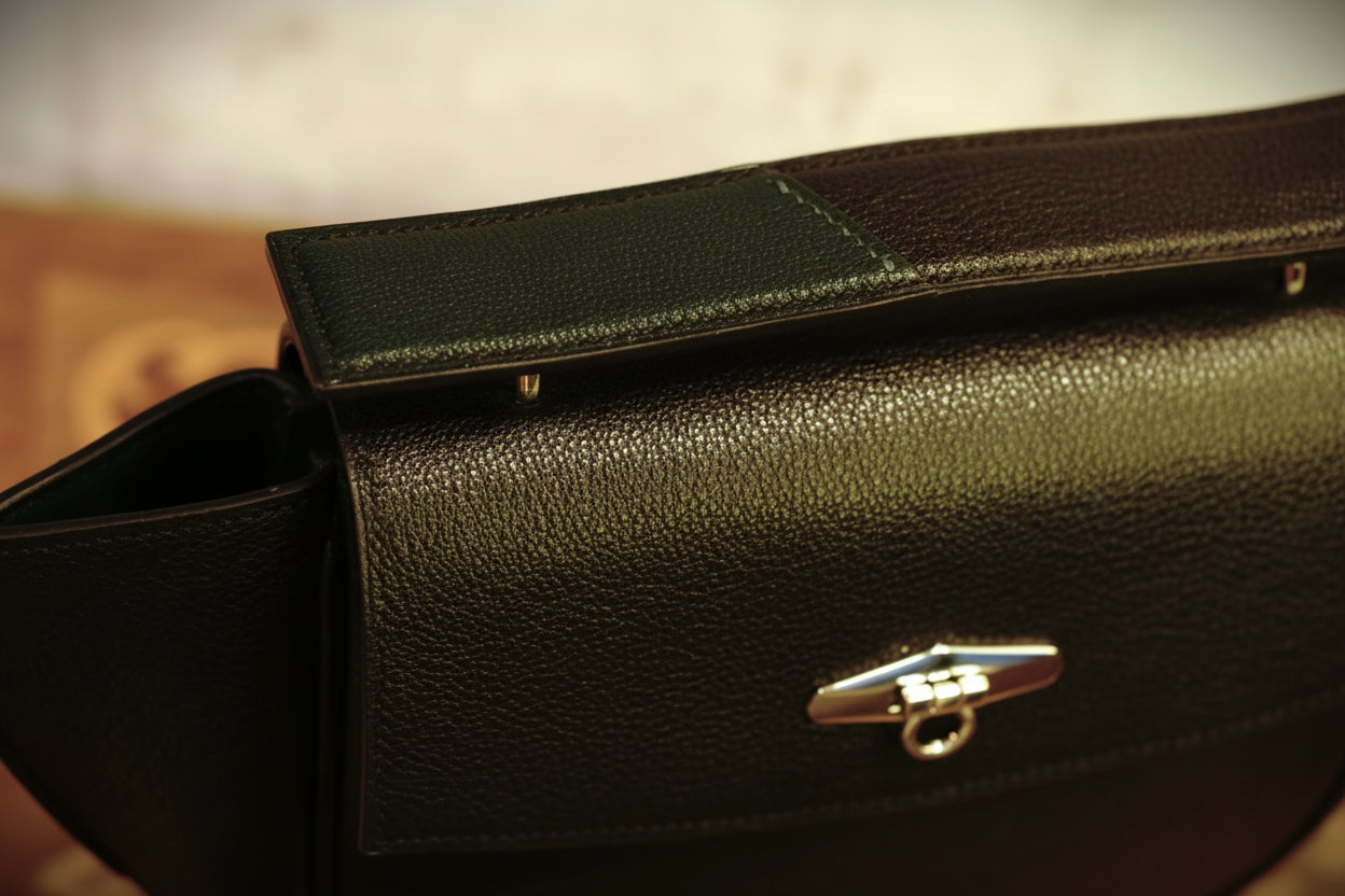 "Bolso Hobo Media Luna: La silueta icónica que combina con todo. Su diseño curvo no solo se adapta perfectamente a tu hombro, hecho a mano sin maquinas . El toque minimalista y noventero que le faltaba a tus looks."