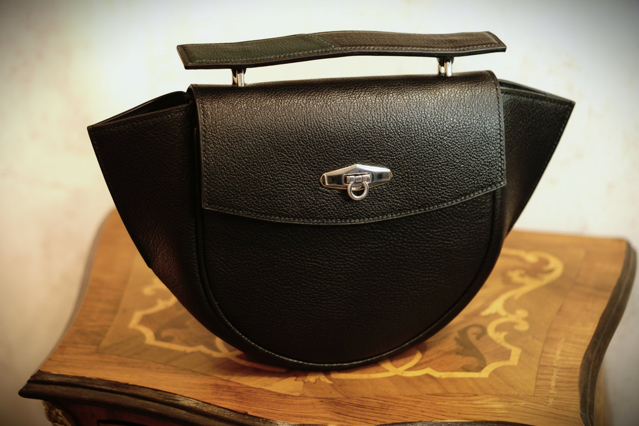 "Bolso Hobo Media Luna: La silueta icónica que combina con todo. Su diseño curvo no solo se adapta perfectamente a tu hombro, hecho a mano sin maquinas . El toque minimalista y noventero que le faltaba a tus looks."
