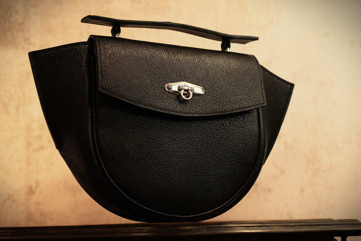 "Bolso Hobo Media Luna: La silueta icónica que combina con todo. Su diseño curvo no solo se adapta perfectamente a tu hombro, hecho a mano sin maquinas . El toque minimalista y noventero que le faltaba a tus looks."
