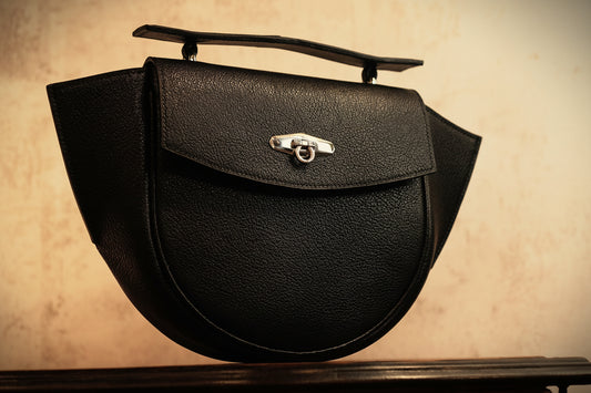 "Bolso Hobo Media Luna: La silueta icónica que combina con todo. Su diseño curvo no solo se adapta perfectamente a tu hombro, hecho a mano sin maquinas . El toque minimalista y noventero que le faltaba a tus looks."