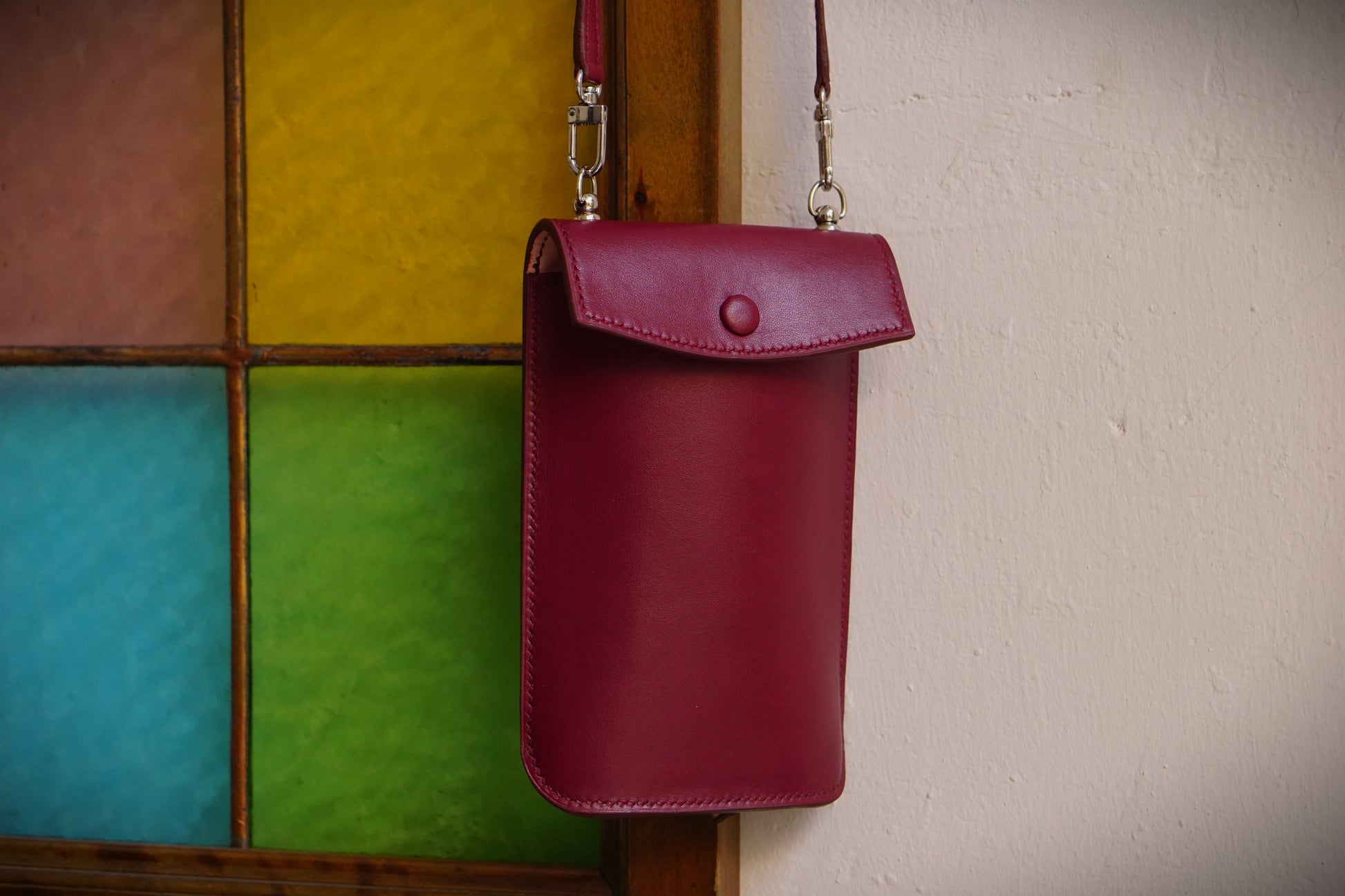 Bolso para móvil de mujer compacto y funcional, diseñado exclusivamente para llevar tu telefono movil con total comodidad. Un accesorio ligero de líneas limpias, ideal para el día a día, con compatibilidad universal para moviles de cualquier tamaño. Su espacio optimizado protege el dispositivo sin abultar, y cuenta con una correa desmontable para usar como bolso bandolera móvil. 