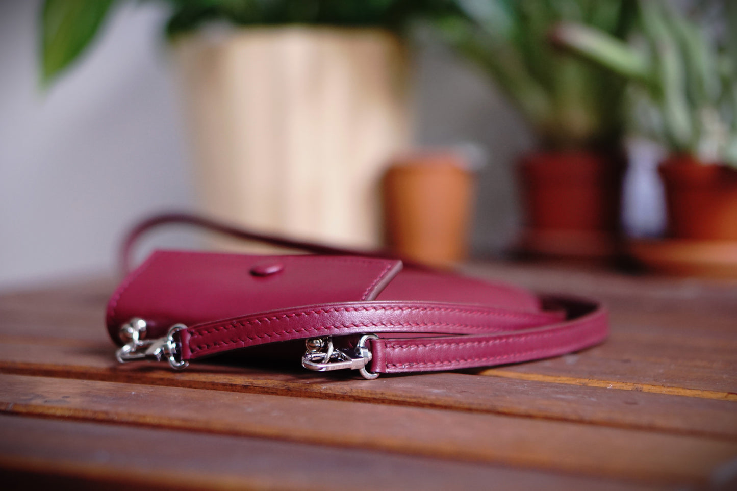 Bolso para móvil de mujer compacto y funcional, diseñado exclusivamente para llevar tu telefono movil con total comodidad. Un accesorio ligero de líneas limpias, ideal para el día a día, con compatibilidad universal para moviles de cualquier tamaño. Su espacio optimizado protege el dispositivo sin abultar, y cuenta con una correa desmontable para usar como bolso bandolera móvil. 