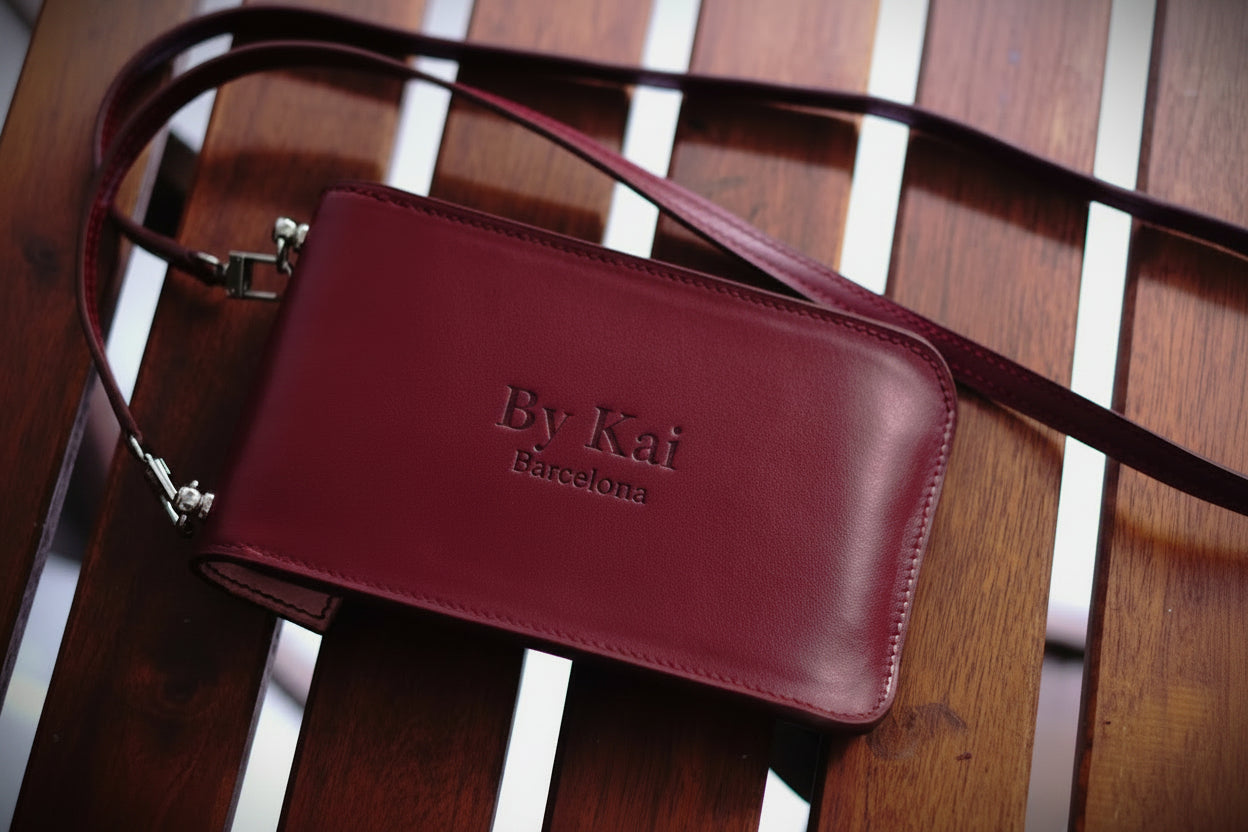 Bolso para móvil de mujer compacto y funcional, diseñado exclusivamente para llevar tu telefono movil con total comodidad. Un accesorio ligero de líneas limpias, ideal para el día a día, con compatibilidad universal para moviles de cualquier tamaño. Su espacio optimizado protege el dispositivo sin abultar, y cuenta con una correa desmontable para usar como bolso bandolera móvil. 