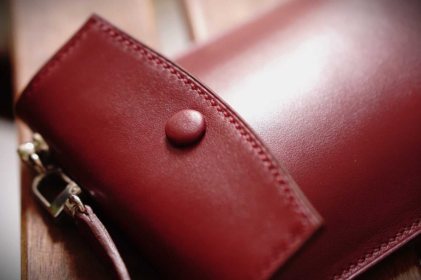 Bolso para móvil de mujer compacto y funcional, diseñado exclusivamente para llevar tu telefono movil con total comodidad. Un accesorio ligero de líneas limpias, ideal para el día a día, con compatibilidad universal para moviles de cualquier tamaño. Su espacio optimizado protege el dispositivo sin abultar, y cuenta con una correa desmontable para usar como bolso bandolera móvil. 