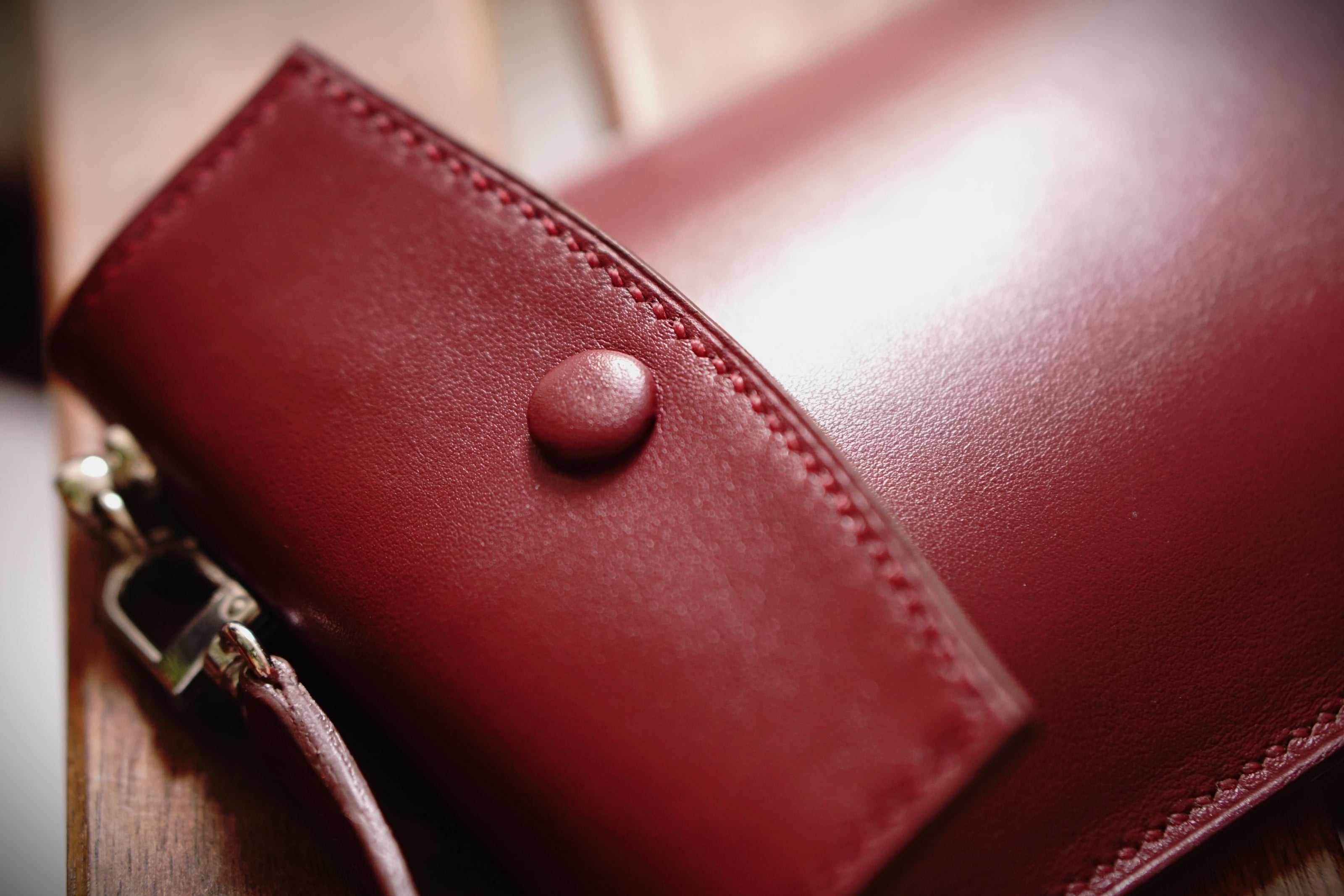 Bolso para móvil de mujer compacto y funcional, diseñado exclusivamente para llevar tu telefono movil con total comodidad. Un accesorio ligero de líneas limpias, ideal para el día a día, con compatibilidad universal para moviles de cualquier tamaño. Su espacio optimizado protege el dispositivo sin abultar, y cuenta con una correa desmontable para usar como bolso bandolera móvil. 