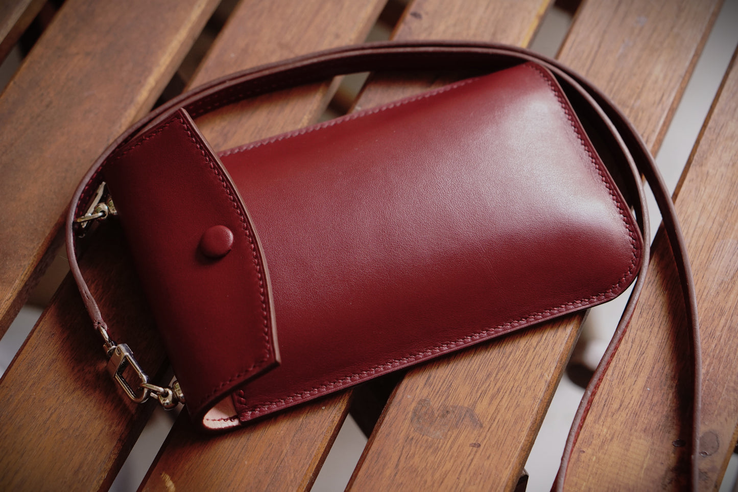 Bolso para móvil de mujer compacto y funcional, diseñado exclusivamente para llevar tu telefono movil con total comodidad. Un accesorio ligero de líneas limpias, ideal para el día a día, con compatibilidad universal para moviles de cualquier tamaño. Su espacio optimizado protege el dispositivo sin abultar, y cuenta con una correa desmontable para usar como bolso bandolera móvil. 
