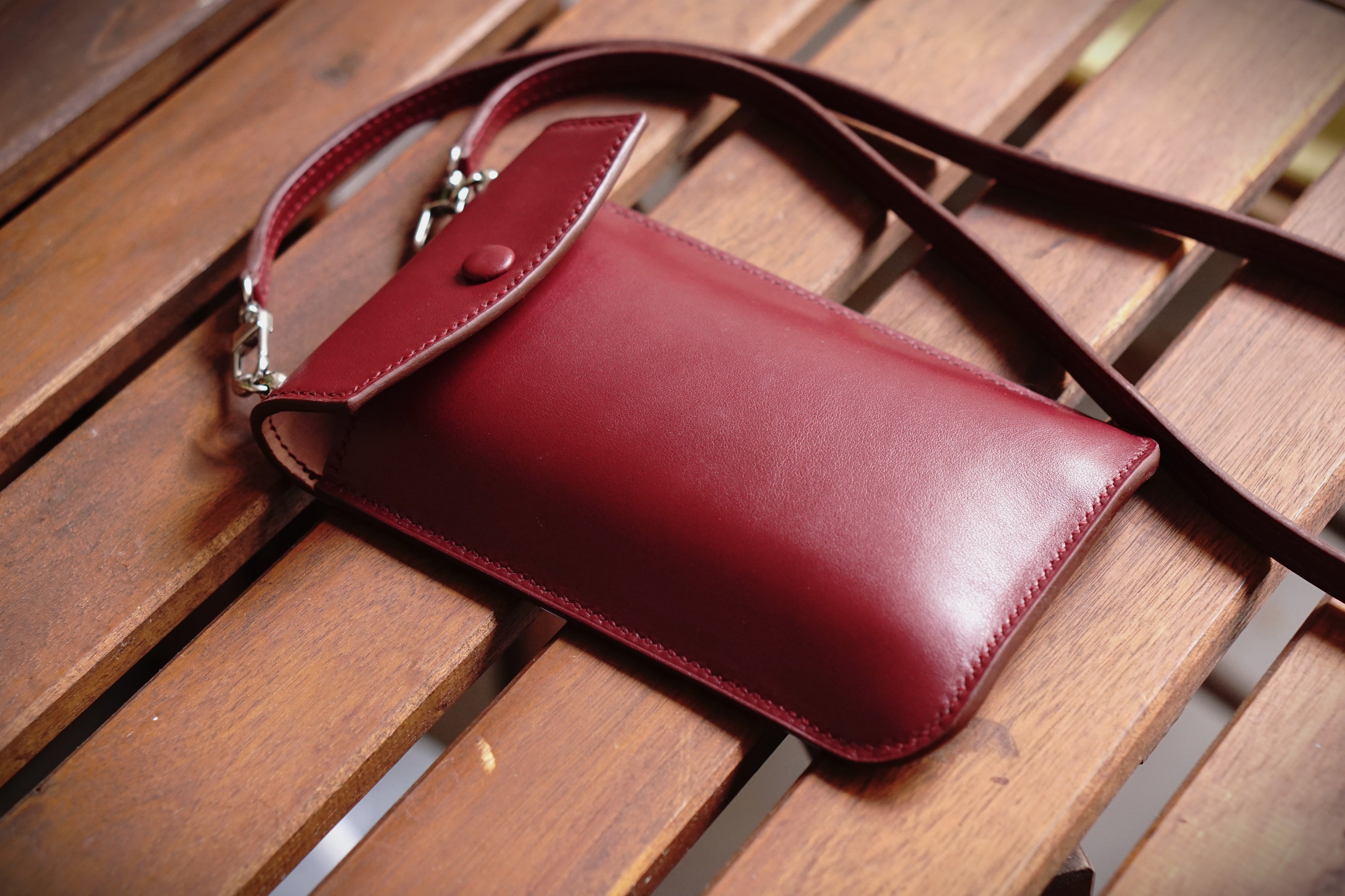 Bolso para móvil de mujer compacto y funcional, diseñado exclusivamente para llevar tu telefono movil con total comodidad. Un accesorio ligero de líneas limpias, ideal para el día a día, con compatibilidad universal para moviles de cualquier tamaño. Su espacio optimizado protege el dispositivo sin abultar, y cuenta con una correa desmontable para usar como bolso bandolera móvil. 