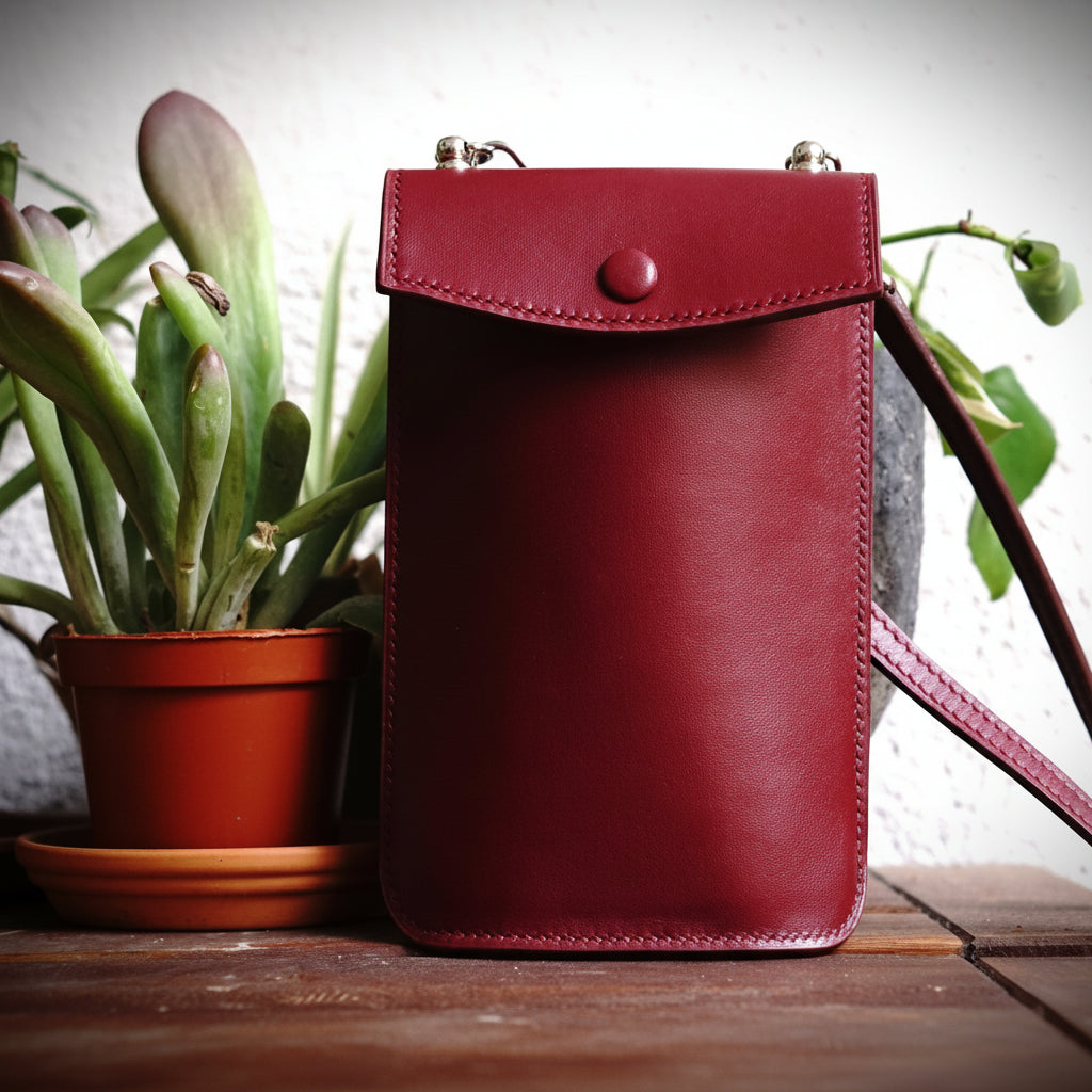 Bolso para móvil de mujer compacto y funcional, diseñado exclusivamente para llevar tu telefono movil con total comodidad. Un accesorio ligero de líneas limpias, ideal para el día a día, con compatibilidad universal para moviles de cualquier tamaño. Su espacio optimizado protege el dispositivo sin abultar, y cuenta con una correa desmontable para usar como bolso bandolera móvil. 