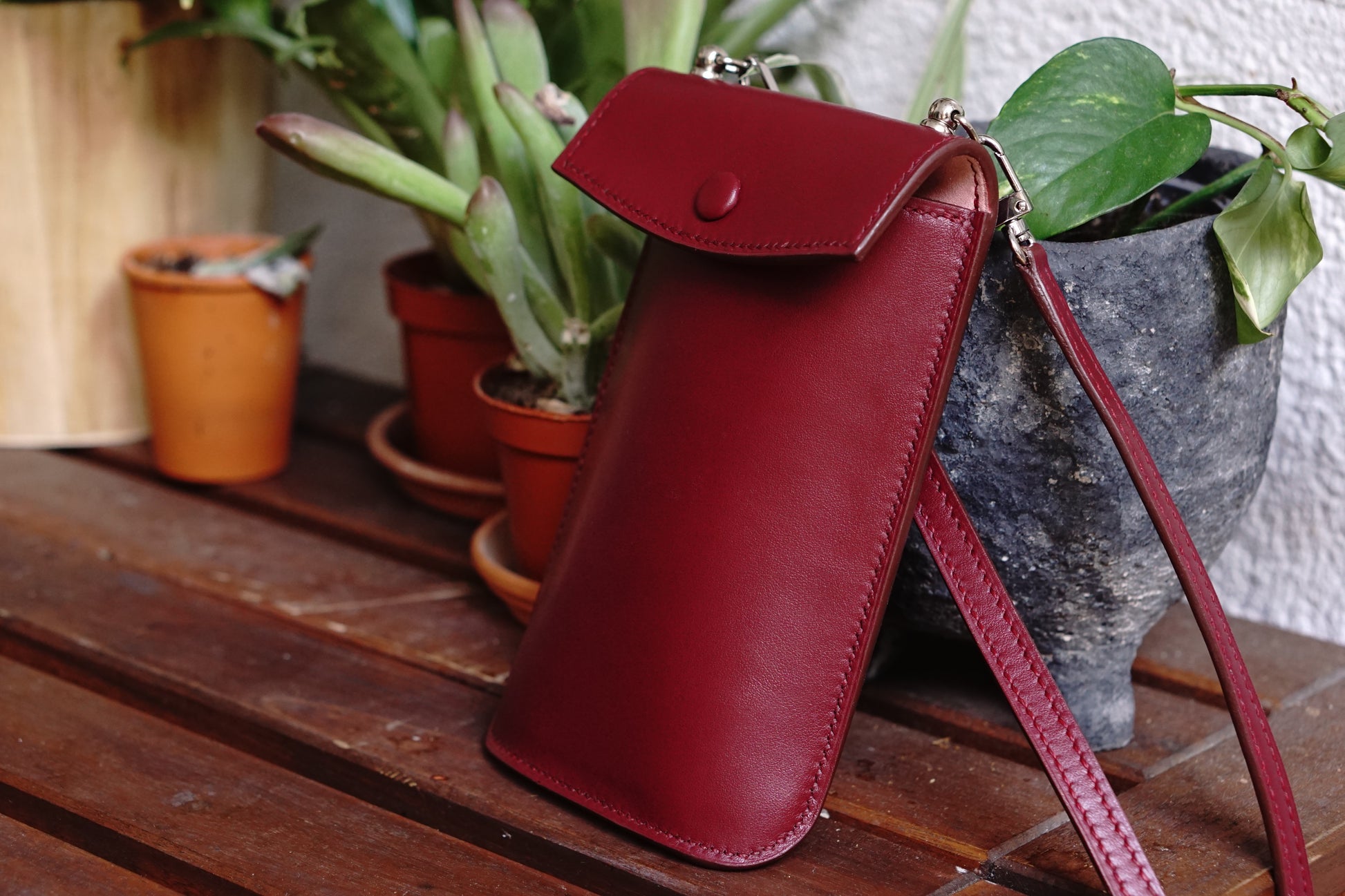 Bolso para móvil de mujer compacto y funcional, diseñado exclusivamente para llevar tu telefono movil con total comodidad. Un accesorio ligero de líneas limpias, ideal para el día a día, con compatibilidad universal para moviles de cualquier tamaño. Su espacio optimizado protege el dispositivo sin abultar, y cuenta con una correa desmontable para usar como bolso bandolera móvil. 